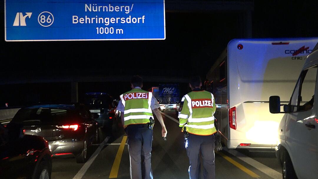 Feuerwehrleute werden zu FuÃügängern auf der Autobahn - und bleiben dennoch stecken