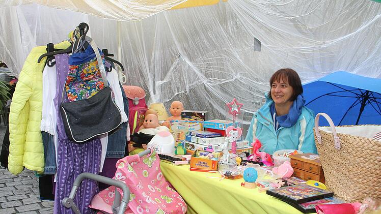 Heike Leutheuser-Förster hielt für ihre Tochter die Stellung. Sie hatte den Stand mit Plastikplanen wetterfest gemacht.