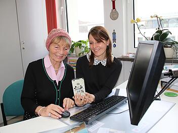 Maren Grom (rechts) berät Gerlinde Stamer im Umgang mit digitalen Medien. Ab kommenden Dienstag gibt es dafür einenen neuen Kurs und eine offene Mediensprechstunde. Foto: Ralf Ruppert