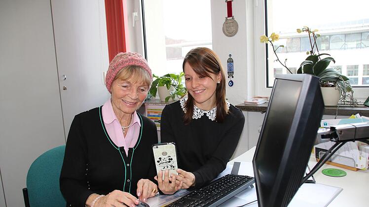 Maren Grom (rechts) berät Gerlinde Stamer im Umgang mit digitalen Medien. Ab kommenden Dienstag gibt es dafür einenen neuen Kurs und eine offene Mediensprechstunde. Foto: Ralf Ruppert