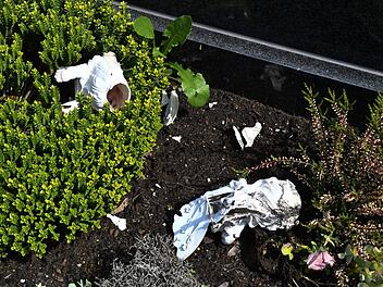 Eine von vielen auf dem Zapfendorter Friedhof kaputt geschlagenen Figuren Foto: Ronald  Rinklef