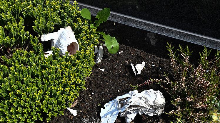 Eine von vielen auf dem Zapfendorter Friedhof kaputt geschlagenen Figuren Foto: Ronald  Rinklef