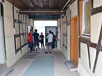 Auch das Anwesen in der Bamberger Straße aus dem Jahr 1787, in dem Adidas-Gründer Adolf Dassler einst Bäcker lernte, stand auf dem Programm der Stadtführung.  Fotos: Bernhard Panzer