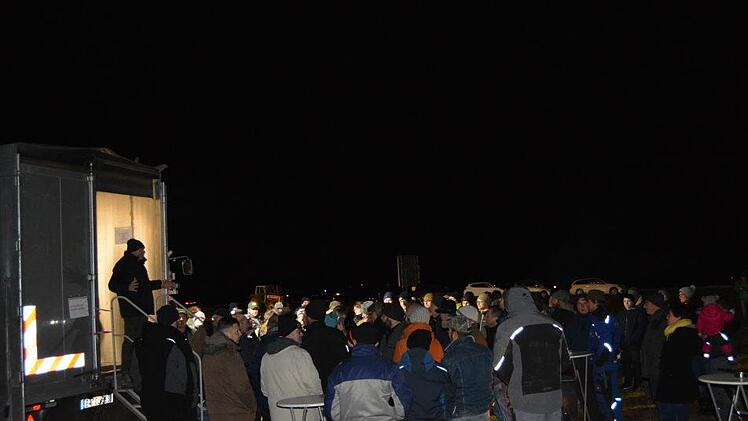 Die Bauern in der Vereinigung "Land schafft Verbindung" treffen sich beim 2. Mahnfeuer bei Unterneuses mit Verbrauchern und Politikern, um auf ihre miserable Lage aufmerksam zu machen und mit ihnen &uuml;ber L&ouml;sungen zu diskutieren.  Foto: Joseph Beck