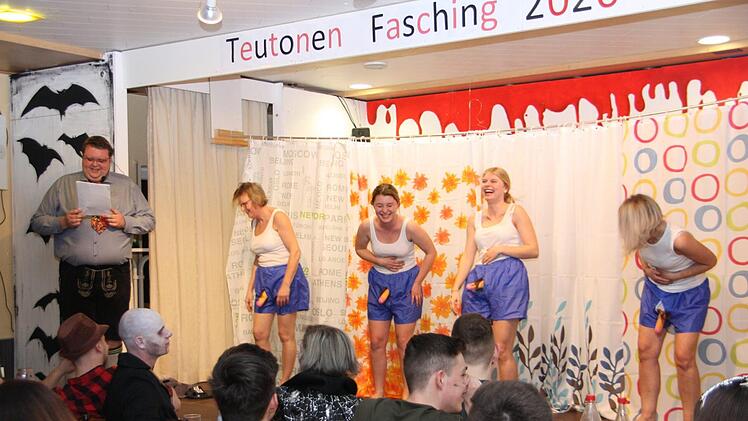 Die Herren sind beim Duschen etwas ungenierter.  Foto: Matthias Nöth