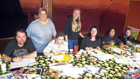 Beim Mal-Workshop im "Struwwelpeter" entstanden stimmungsvolle Bilder rund um den schwarzen Kontinent.  Foto: Heike Sch&uuml;lein