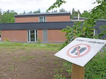 Da besteht noch Gesprächsbedarf: Wie das Außengelände rund um das ehemalige Freizeitzentrum in Witzmannsberg neu gestaltet wird, muss noch im Detail geklärt werden. Diskutiert wurde im Gemeinderat aber schon mal kräftig. Foto: Berthold Köhler