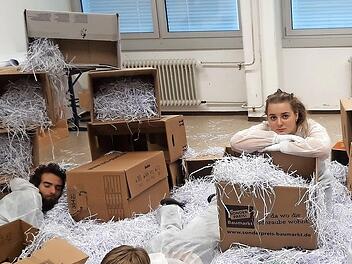 Probenfoto: Die Arbeit mit Kartons erleichtert auch die geforderte Einhaltung der Distanz zwischen den Spielern.