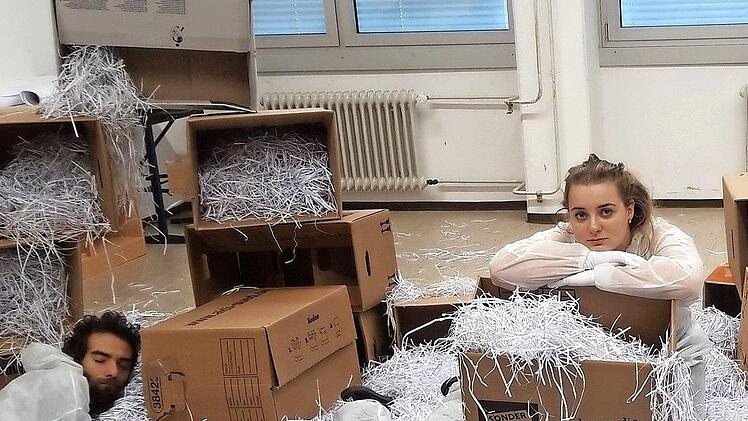 Probenfoto: Die Arbeit mit Kartons erleichtert auch die geforderte Einhaltung der Distanz zwischen den Spielern.