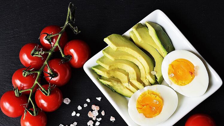 Für deine Gesundheit ist die Lebensmittel-Kombination aus Tomate und Avocado günstig.