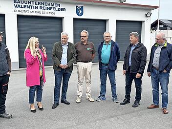 Zum bayernweiten &bdquo;Tag der Ausbildung&ldquo; haben Landtagsabgeordnete Melanie Huml (3.v.l.) und der Pr&auml;sident der Handwerkskammer f&uuml;r Oberfranken Matthias Gra&szlig;mann (4.v.l.) das Bauunternehmen Reinfelder in Oberhaid besucht.