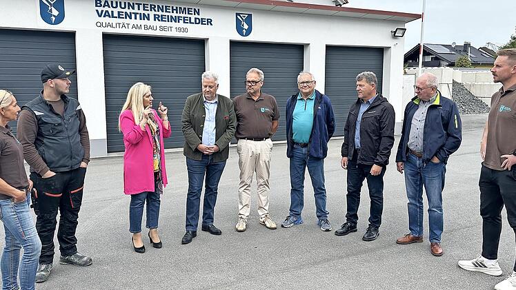 Zum bayernweiten &bdquo;Tag der Ausbildung&ldquo; haben Landtagsabgeordnete Melanie Huml (3.v.l.) und der Pr&auml;sident der Handwerkskammer f&uuml;r Oberfranken Matthias Gra&szlig;mann (4.v.l.) das Bauunternehmen Reinfelder in Oberhaid besucht.