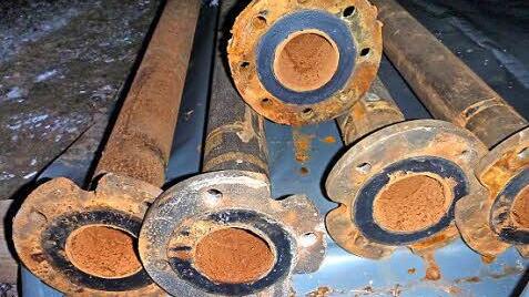 Die Steigleitung wurde ausgebaut. Wie man sieht, ist sie verockert. Foto: Andreas Gartiser