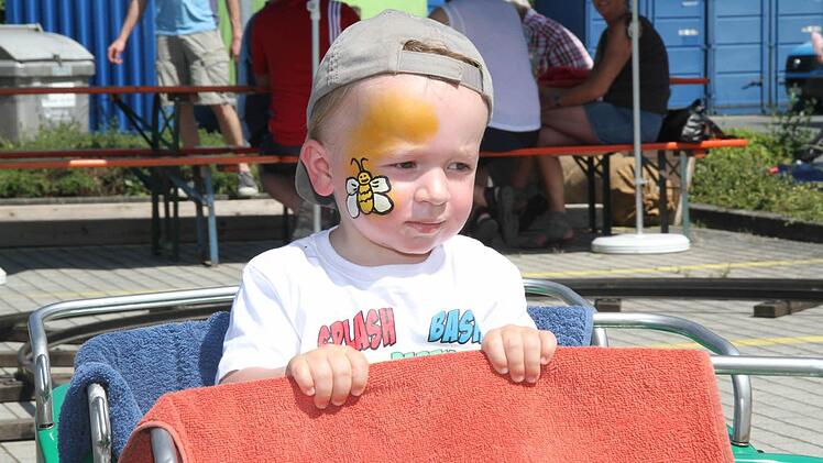 Leon Zank hatte sich als Bienchen schminken lassen und genoss die Fahrt im Raupenzug. Die Sitze und Haltestangen wurden allerdings mit Handtüchern abgedeckt, weil sie sonst in der Sonne zu heiß waren