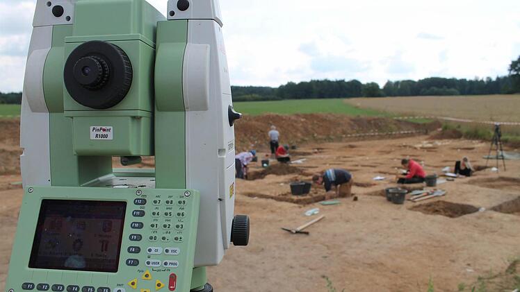 Mit dem Tachymeter wird per GPS vermessen Foto: Thomas Heuchling
