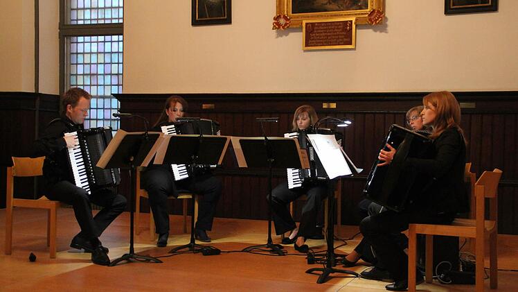 Das Akkordeonquintett der Musikschule der Hofer Symphoniker spielte im Kronacher Rathaussaal.   Foto: Mariell Dörrschmidt