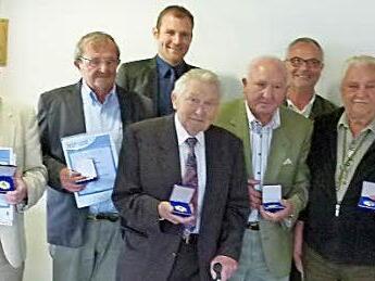 Die neuen Ehrenmitglieder des VfB Autenhausen wurden bei einem Frühschoppen ernannt. Foto: Lothar Weidner