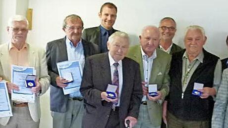 Die neuen Ehrenmitglieder des VfB Autenhausen wurden bei einem Frühschoppen ernannt. Foto: Lothar Weidner