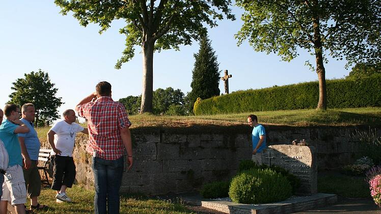 Ortstermin auf Gerodas Friedhof. Foto: Gabriele Sell