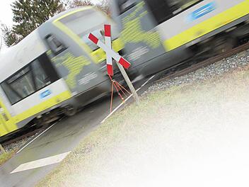 Einige der Bahnübergänge entlang der Strecke zwischen Ebern und Breitengüßbach werden mit Signalanlage ausgestattet, so dass der Lokführer seinen Zug nicht mehr abbremsen muss und Fahrzeit gewonnen wird. Foto: Ralf Kestel