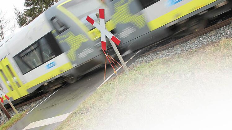 Einige der Bahnübergänge entlang der Strecke zwischen Ebern und Breitengüßbach werden mit Signalanlage ausgestattet, so dass der Lokführer seinen Zug nicht mehr abbremsen muss und Fahrzeit gewonnen wird. Foto: Ralf Kestel