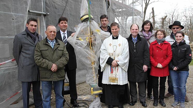 Das Gruppenbild ist kurz vor dem Aufsetzen auf den Kirchenturm mit Pfarrer Matthias Steffel, Bürgermeister Torsten Gunselmann (links), MdL Michael Hofmann (Fünfter von rechts), Kirchenpfleger Otmar Schneider (Zweiter von rechts) und Pastoralreferentin Andrea Hengstermann (Dritte von rechts) entstanden.