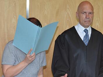 Die Angeklagte Andrea G. (links) muss sich wegen Babymordes vor Gericht verantworten. Mit im Bild ihr Anwalt Till Wagler. Foto: Ronald Rinklef