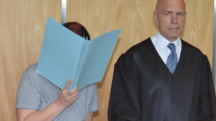 Die Angeklagte Andrea G. (links) muss sich wegen Babymordes vor Gericht verantworten. Mit im Bild ihr Anwalt Till Wagler. Foto: Ronald Rinklef