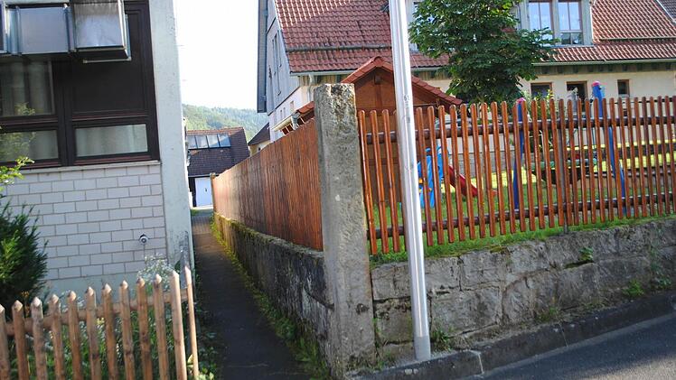 Für den Trockenbachweg wurde die Leuchtenproblematik nun gelöst. Sie sieht kleinere Leuchten , die von der Gemeinde installiert und über das Kindergartengebäude mittels Strom versorgt werden. Auch das sogenannte "Anstaltspfädi" am Kindergarten wäre so ausgeleuchtet.  Foto: Evelyn Schneider