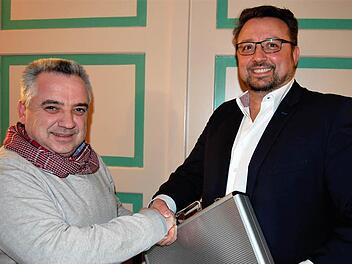 Der neue Vorsitzende der Freien Wähler Bad Kissingen, Andreas Kaiser (rechts), nimmt die Glückwünsche seines Amtsvorgängers Ralph Kiesel entgegen. Foto: Sigismund von Dobschütz