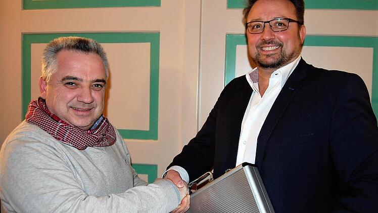 Der neue Vorsitzende der Freien Wähler Bad Kissingen, Andreas Kaiser (rechts), nimmt die Glückwünsche seines Amtsvorgängers Ralph Kiesel entgegen. Foto: Sigismund von Dobschütz
