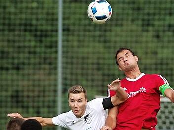 Der FC Burgkunstadt (hier mit Maximilian Stammberger, Mitte) trifft auf die SG Roth-Main.  Foto: H. Wei&szlig;