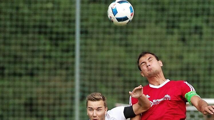 Der FC Burgkunstadt (hier mit Maximilian Stammberger, Mitte) trifft auf die SG Roth-Main.  Foto: H. Wei&szlig;