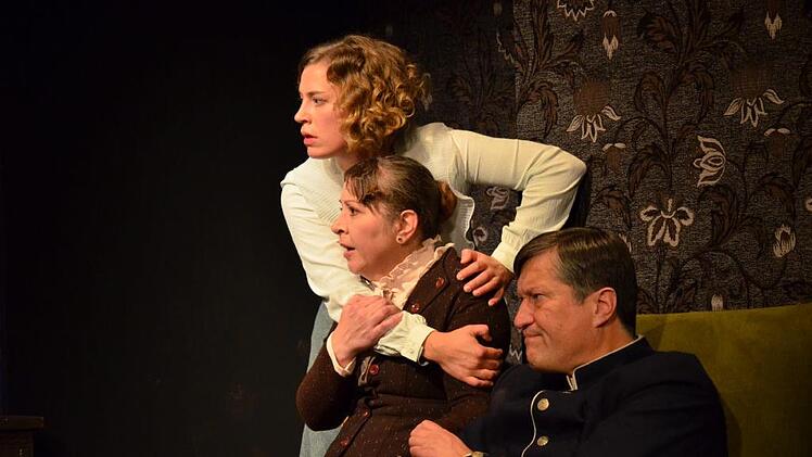 Schwester Grete (Franziska Theiner), Mutter (Sandra Lava) und Vater (Marc Marchand).