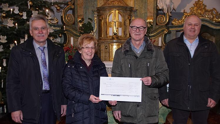 Auch die Dorfgemeinschaft und die Blaskapelle Roßstadt wollen ihr Schärflein zur Kirchensanierung beitragen. Die Spenden der beiden Vereine wurden jetzt überreicht. Unser Bild zeigt von links den Vorsitzenden der Dorfgemeinschaft Werner Lang, Pfarrgemeinderatsvorsitzende Susanne Schmid, Kirchenpfleger Richard Graser und den Vertreter der Blaskapelle Wolfgang Raab. Sabine Weinbeer