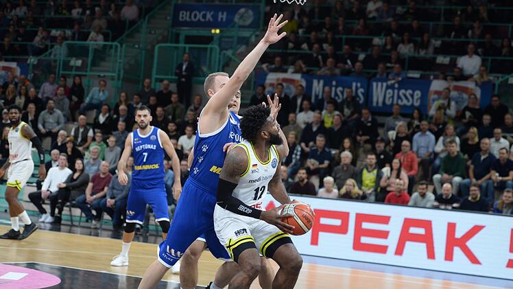 Der Bayreuther Hassan Martin erzielte in der ersten Halbzeit 14 seiner 19 Punkte und kam auf fünf Rebounds. Rechts der Litauer Osvaldas Olisevicius.  Foto: Peter Mularczyk
