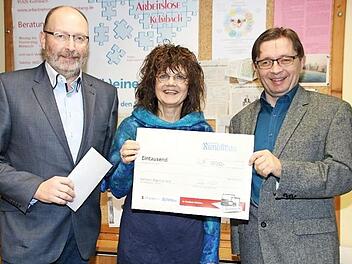 Agathe Wachter freut sich über 1000 Euro fürs Bewerberbüro der Beratungsstelle für Arbeitslose, die Regionalverlagsleiter Bernd Seidel (links) und BR-Redaktionsleiter Alexander Müller überreichten.  Foto: Dagmar Besand