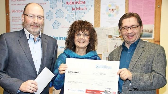 Agathe Wachter freut sich über 1000 Euro fürs Bewerberbüro der Beratungsstelle für Arbeitslose, die Regionalverlagsleiter Bernd Seidel (links) und BR-Redaktionsleiter Alexander Müller überreichten.  Foto: Dagmar Besand