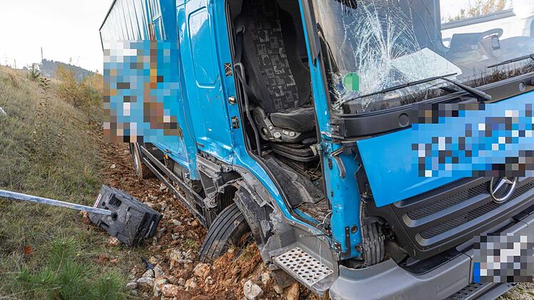 Auf der Bundesstraße 2 in Mittelfranken hat sich am frühen Mittwochmorgen ein Verkehrsunfall ereignet. Zwei Lkw waren daran beteiligt. Foto: Goppelt/News5