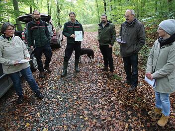 Der Rannunger Gemeinderat machte sich bei einem Rundgang ein Bild vom  Zustand des Gemeindewaldes (von links):   Zweite Bürgermeisterin Sybille  Büttner, Revierförster Matthias Lunz, Forstdirektor Hubert Türich,  Gemeinderat Oliver Leischner, Bürgermeister Fridolin Zehner und  Gemeinderätin Yvonne Seufert.  Foto: Dieter Britz