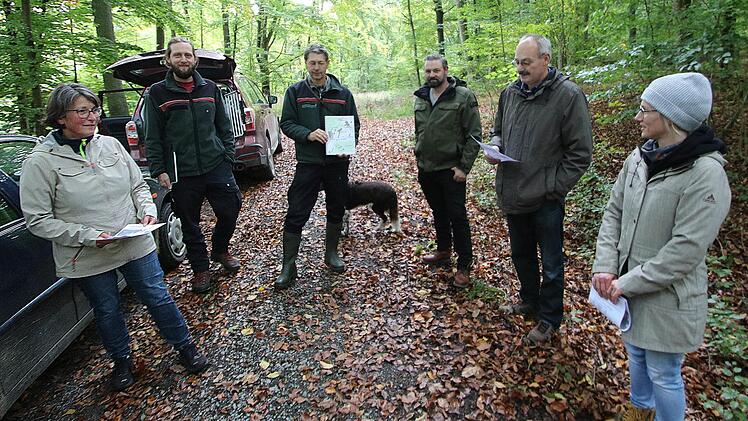 Der Rannunger Gemeinderat machte sich bei einem Rundgang ein Bild vom  Zustand des Gemeindewaldes (von links):   Zweite Bürgermeisterin Sybille  Büttner, Revierförster Matthias Lunz, Forstdirektor Hubert Türich,  Gemeinderat Oliver Leischner, Bürgermeister Fridolin Zehner und  Gemeinderätin Yvonne Seufert.  Foto: Dieter Britz