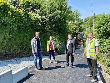 Bei der Abnahme der Straßenbauarbeiten (von links): Geschäftsführer Christian Gack von der Vogel-Bau GmbH, Carina Schwemmlein vom Tiefbauamt der Stadt, OB Ingo Lehmann und Tiefbauleiter Ingo Wolfgramm