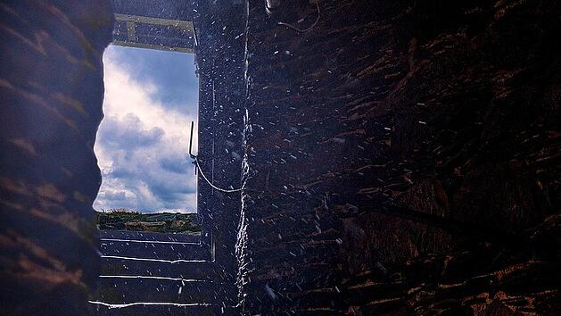 Ziel des Escape-Rooms ist es, sich aus einem Raum zu befreien und wieder an den Ausgang zu kommen.