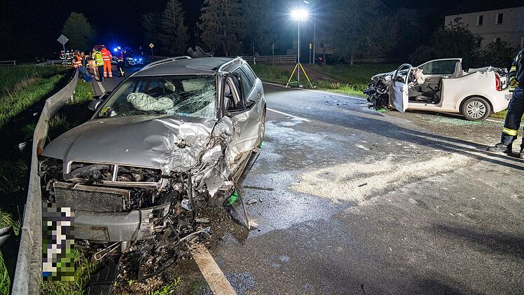 Itzgrund: Frontalzusammenstoß zweier Autos - 31-Jähriger kommt auf die Gegenfahrbahn
