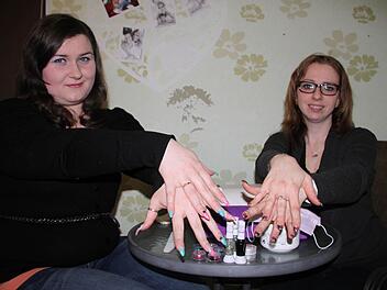 Jacqueline Krause (rechts) eröffnet ein neues Kosmetikstudio in Bad Brückenau. Mit im Team: Kosmetikerin Irina Steigerwald. Foto: Ulrike Müller