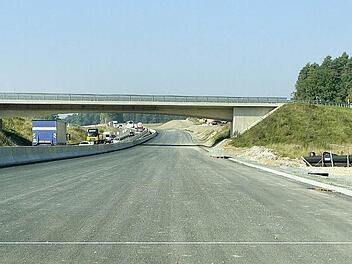 Elf Meter breit ist die neue Fahrspur der Autobahn 70 in Richtung Bamberg. Die Bauarbeiten auf dieser Seite sollen bis Ende November abgeschlossen werden. Fotos: Peter Müller