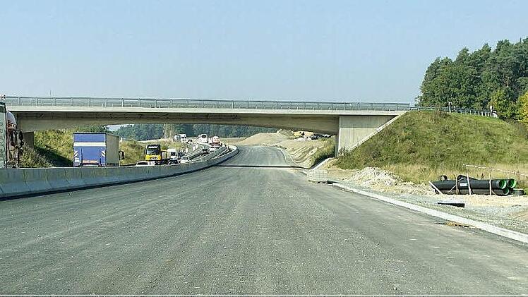 Elf Meter breit ist die neue Fahrspur der Autobahn 70 in Richtung Bamberg. Die Bauarbeiten auf dieser Seite sollen bis Ende November abgeschlossen werden. Fotos: Peter Müller