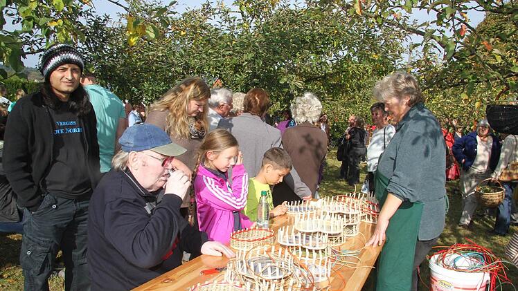 Großer Andrang beim Körbeflechten.