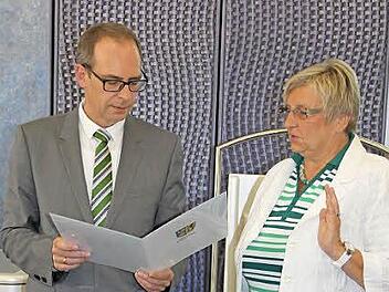 Bei der Kreistagssitzung wurde Ulrike Koch durch Landrat Christian Meißner als neue Kreisrätin vereidigt.  Foto: Roger Martin