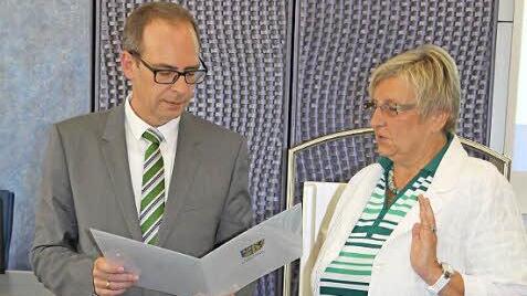Bei der Kreistagssitzung wurde Ulrike Koch durch Landrat Christian Meißner als neue Kreisrätin vereidigt.  Foto: Roger Martin